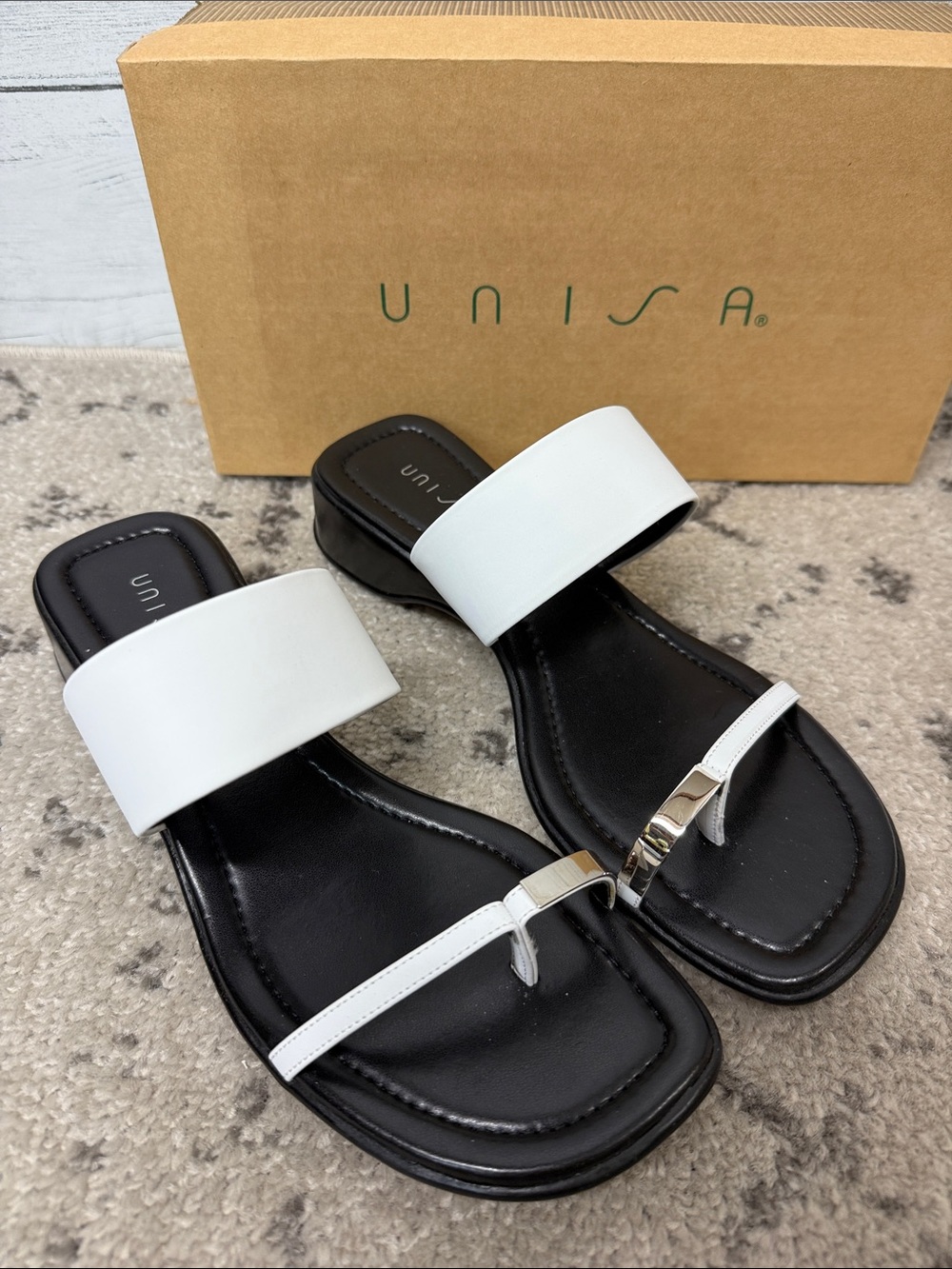NWT UNISA Women's White and Black Two-Band Toe-Ring Slide Sandals